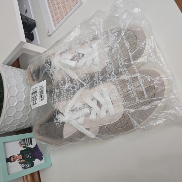 NWT Old Navy Women’s Sneakers Size 10 Neutral Beige Casual Shoes - Picture 9 of 9